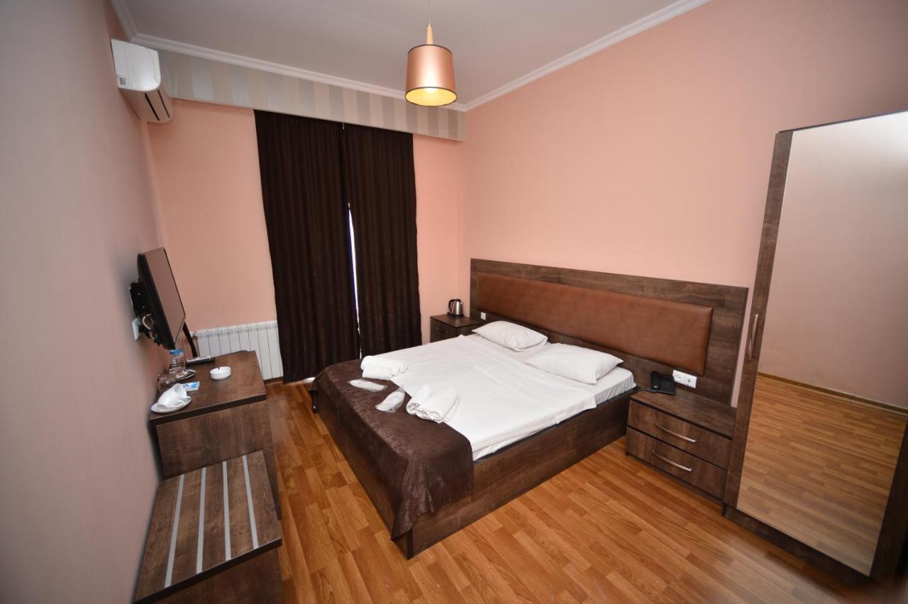 Green Hotel Batumi Bagian luar foto