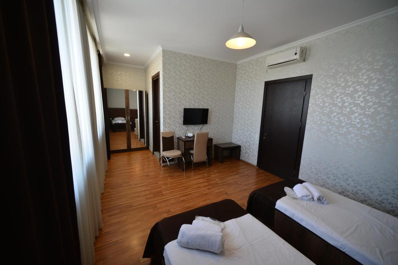 Green Hotel Batumi Bagian luar foto