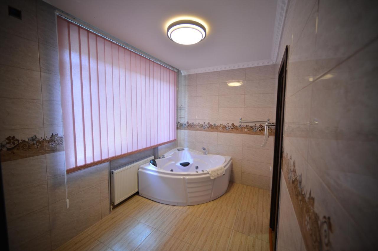Green Hotel Batumi Bagian luar foto