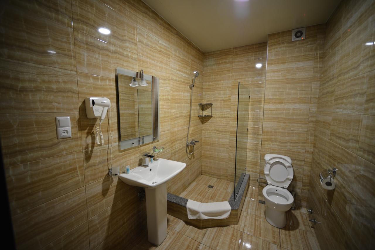 Green Hotel Batumi Bagian luar foto