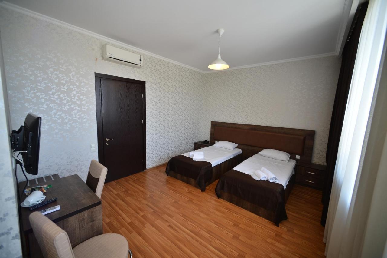 Green Hotel Batumi Bagian luar foto